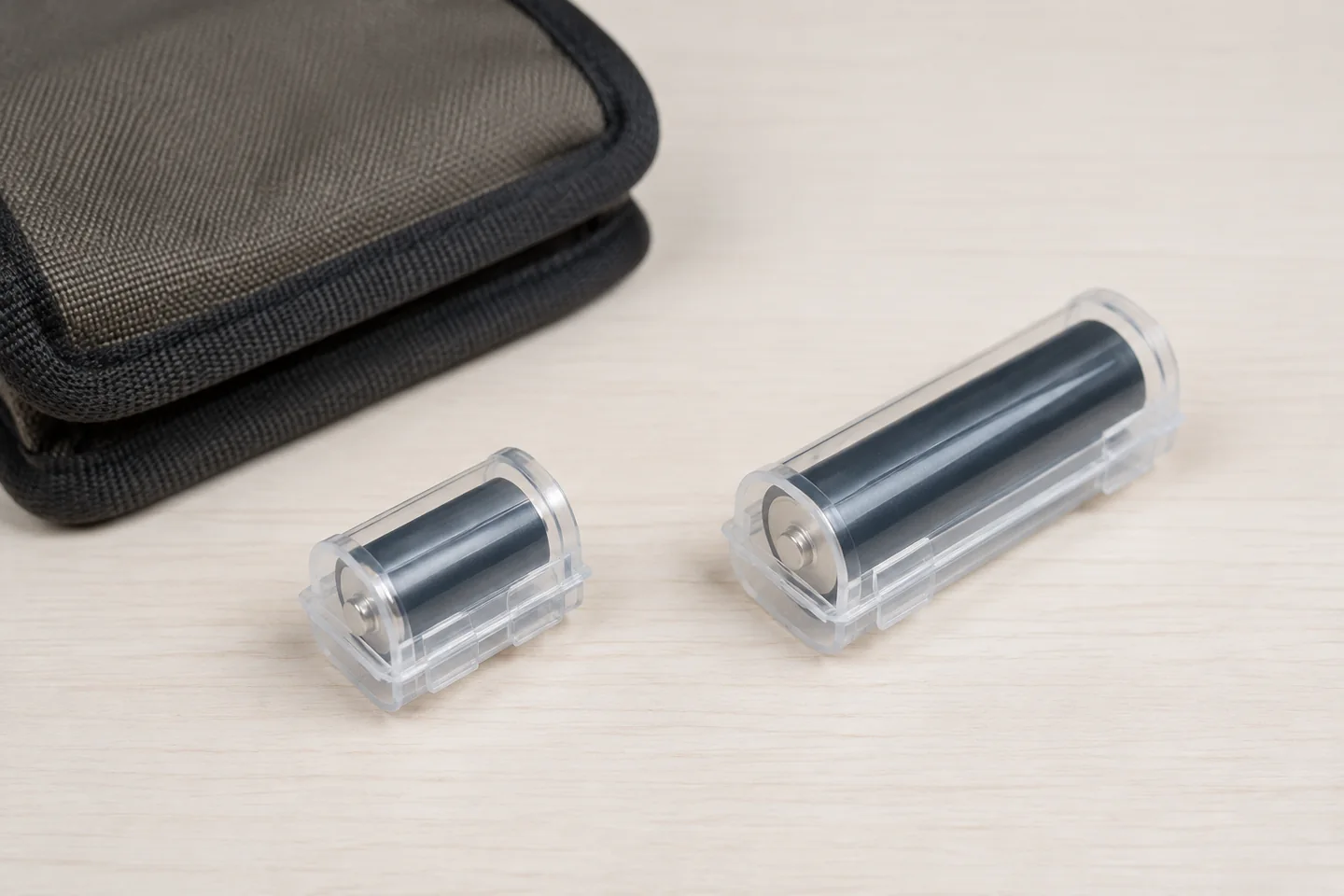 Pilas pequeñas separadas en un estuche protector